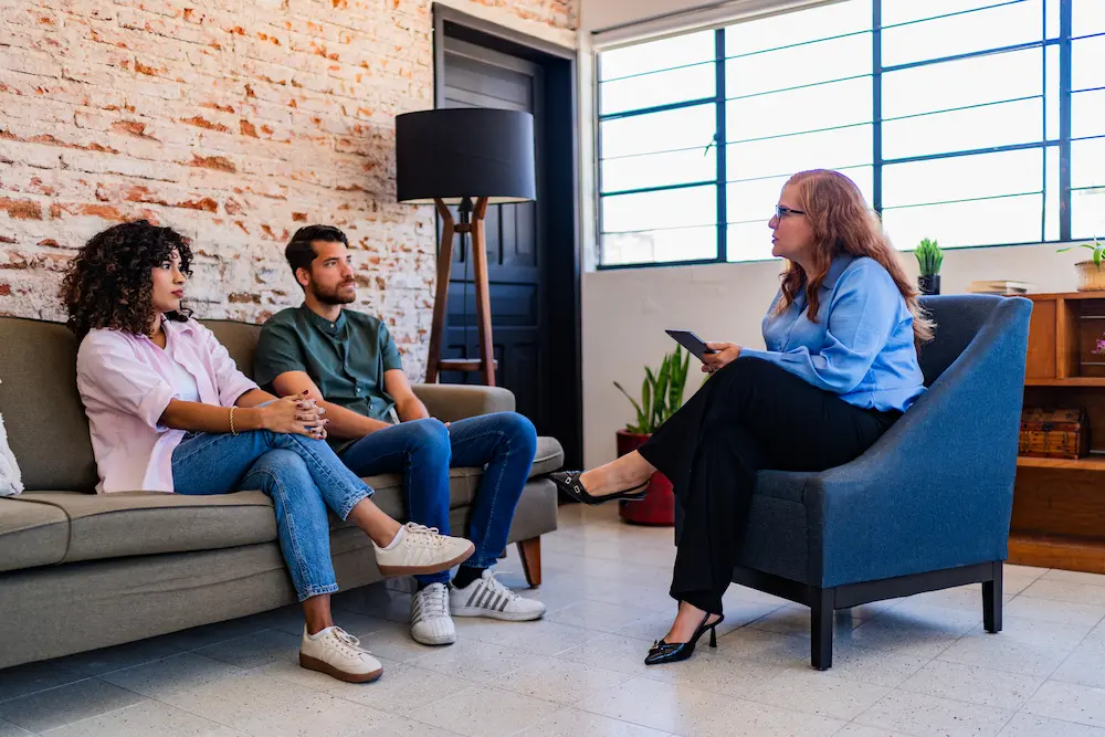 Couples therapist in session applying Gottman Method.