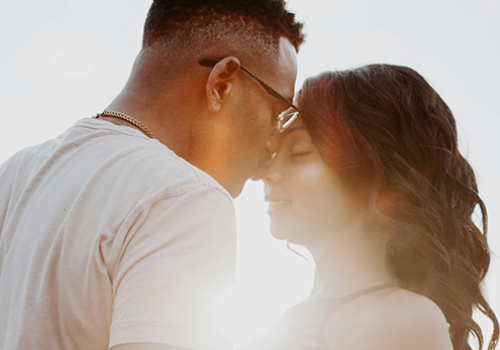 Coach_LoveBundle_CoupleBeachKiss